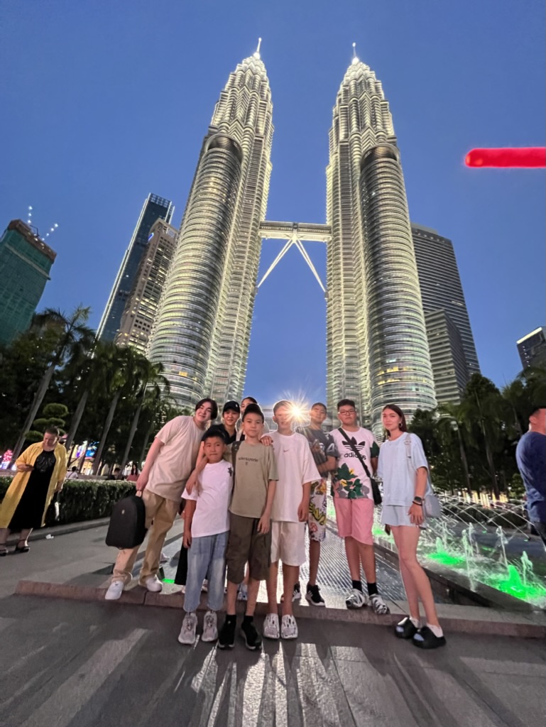 Студенты EduVenture у башен Petronas, Куала-Лумпур